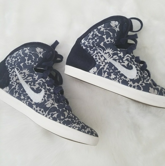 Nike Shoes - NIKE SHOES WOMENS SIZE 9